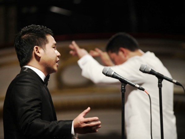 Singer Trong Tan performs with conductor Le Phi Phi in the background (Photo: Organising board) Singer Trong Tan performs with conductor Le Phi Phi in the background (Photo: Organising board)