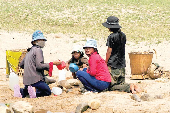 Serious water shortages have experienced in the north and north-central provinces. (Photo: SGGP) Serious water shortages have experienced in the north and north-central provinces. (Photo: SGGP)