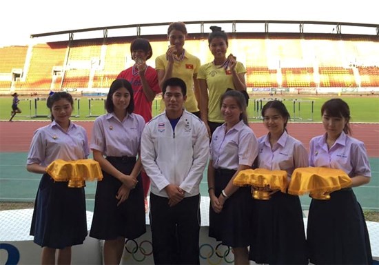 Nguyen Thi Oanh and Le Thi Mong Tuyen receive medals. (Source: fb) Nguyen Thi Oanh and Le Thi Mong Tuyen receive medals. (Source: fb)