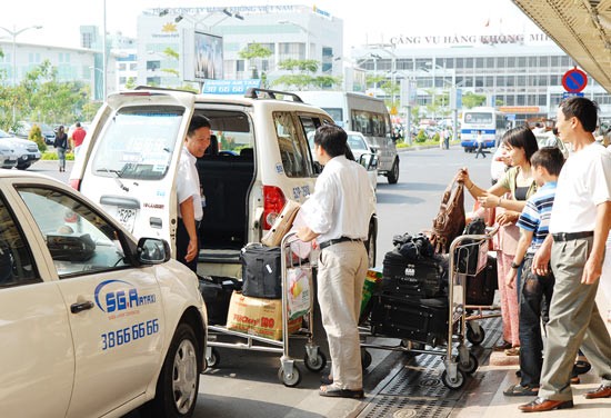 Passengers get in a taxi cab at Tan Son Nhat International Airport (Photo: SGGP) Passengers get in a taxi cab at Tan Son Nhat International Airport (Photo: SGGP)