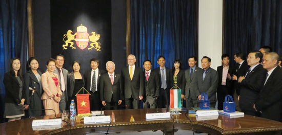 Chairman of the HCMC People’s Committee Le Hoang Quan poses for a photo with overseas Vietnamese in Hungary. Chairman of the HCMC People’s Committee Le Hoang Quan poses for a photo with overseas Vietnamese in Hungary.