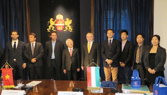 Chairman of the HCMC People’s Committee Le Hoang Quan poses for a photo with Hungarian enterprises at seminar. Chairman of the HCMC People’s Committee Le Hoang Quan poses for a photo with Hungarian enterprises at seminar.