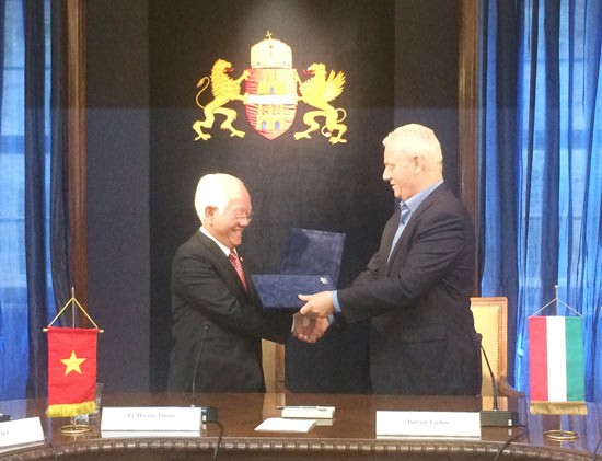 Chairman of the HCMC People’s Committee Le Hoang Quan and Budapest Mayor Tarlos Isvan sign the cooperation agreement on Sept. 7th, 2015. Chairman of the HCMC People’s Committee Le Hoang Quan and Budapest Mayor Tarlos Isvan sign the cooperation agreement on Sept. 7th, 2015.