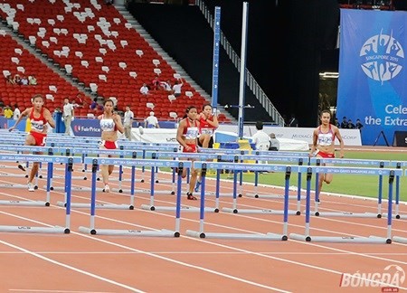 Tran Thi Yen Hoa (second from left) bagged a silver medal in the women's 100m hurdles at the Thai Open Track and Field Championships. Photo: ibongda.vn Tran Thi Yen Hoa (second from left) bagged a silver medal in the women's 100m hurdles at the Thai Open Track and Field Championships. Photo: ibongda.vn