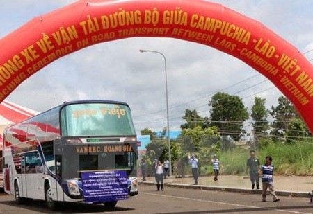 A sleeper bus passes through the pair of international border gates at Hoa Lu-Trapeang Sre in Binh Phuoc Province on Wednesday. (Photo: thanhtra.com.vn) A sleeper bus passes through the pair of international border gates at Hoa Lu-Trapeang Sre in Binh Phuoc Province on Wednesday. (Photo: thanhtra.com.vn)