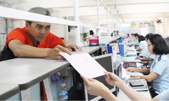 A company employee files customs documents (Photo: SGGP) A company employee files customs documents (Photo: SGGP)