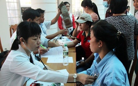 Doctors examine labourers in Hiep Hoa Industrial Zone in central Phu Yen Province. An official from the Department of Labour Safety says about 30,000 labourers suffer from occupational diseases in the country. — VNA/VNS Photo The Lap Doctors examine labourers in Hiep Hoa Industrial Zone in central Phu Yen Province. An official from the Department of Labour Safety says about 30,000 labourers suffer from occupational diseases in the country. — VNA/VNS Photo The Lap