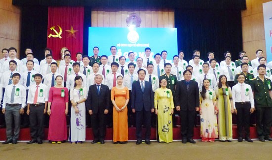Prime Minister Nguyen Tan Dung poses with young scientists at the meeting. (Photo:SGGP) Prime Minister Nguyen Tan Dung poses with young scientists at the meeting. (Photo:SGGP)