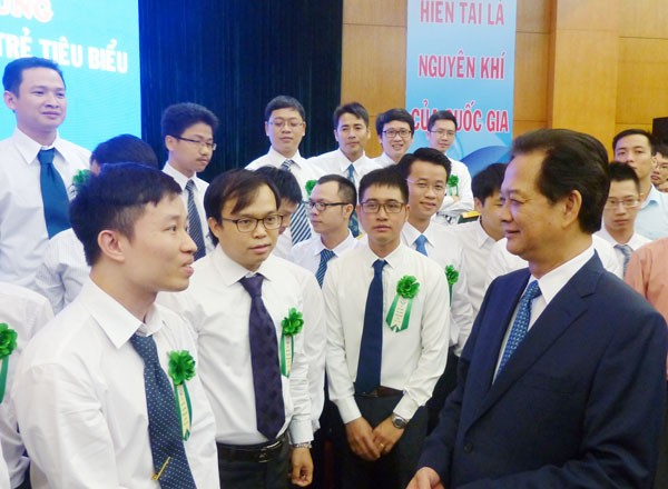 Prime Minister Nguyen Tan Dung met young scientists yesterday. (Photo:SGGP) Prime Minister Nguyen Tan Dung met young scientists yesterday. (Photo:SGGP)