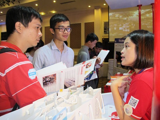 Recruiters provide many attractive salary levels to candidates at the Tech Insider Expo 2015 on September 12 (Photo: SGGP) Recruiters provide many attractive salary levels to candidates at the Tech Insider Expo 2015 on September 12 (Photo: SGGP)