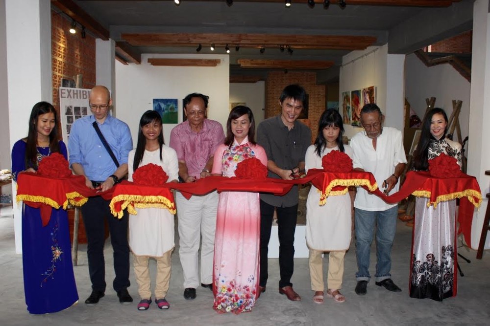Mr. Olaf Malchow joined an exhibition at Thanh Ha Pottery Museum in August, 2015 -Photo: L.Tr Mr. Olaf Malchow joined an exhibition at Thanh Ha Pottery Museum in August, 2015 -Photo: L.Tr