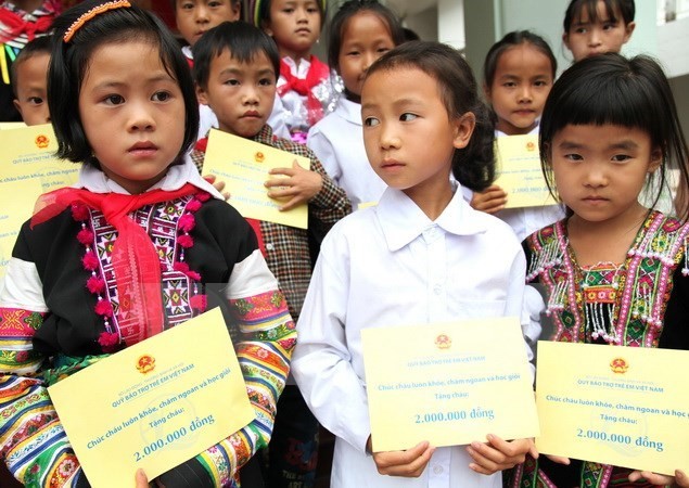 Needy students from Ha Giang receive scholarships. (Source: VNA) Needy students from Ha Giang receive scholarships. (Source: VNA)