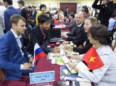 Vietnamese and Russian businesses negotiate export import deals within the framework of the trade and tourism promotion conference that HCMC opened in Russia on September 15 (Photo: SGGP) Vietnamese and Russian businesses negotiate export import deals within the framework of the trade and tourism promotion conference that HCMC opened in Russia on September 15 (Photo: SGGP)
