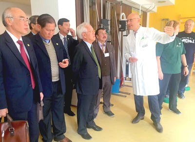 Chairman of HCMC People's Committee Le Hoang Quan visits Leipzig Institute of Medical. (Photo: Sggp) Chairman of HCMC People's Committee Le Hoang Quan visits Leipzig Institute of Medical. (Photo: Sggp)