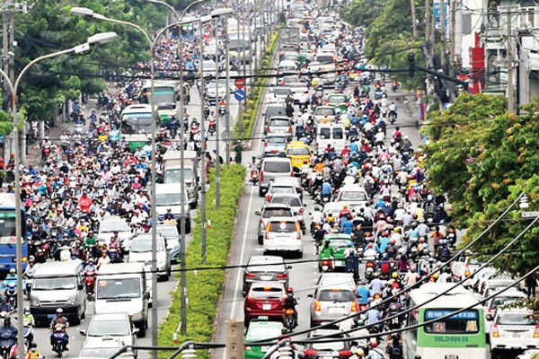 Many streets suffer a high volume of vehicles in HCMC every day (Photo: SGGP) Many streets suffer a high volume of vehicles in HCMC every day (Photo: SGGP)