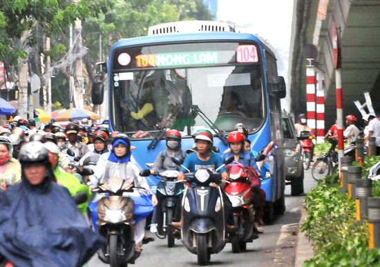 Buses in streams of motorbikes in HCMC (Photo: SGGP) Buses in streams of motorbikes in HCMC (Photo: SGGP)