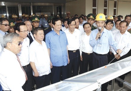 Prime Minister Nguyen Tan Dung (centre) listens to the introduction about a power plant in the Vung Ang Economic Zone in the central province of Ha Tinh. The Vung Ang 1 Thermal Power Plant in the zone was inaugurated yesterday. Prime Minister Nguyen Tan Dung (centre) listens to the introduction about a power plant in the Vung Ang Economic Zone in the central province of Ha Tinh. The Vung Ang 1 Thermal Power Plant in the zone was inaugurated yesterday.
