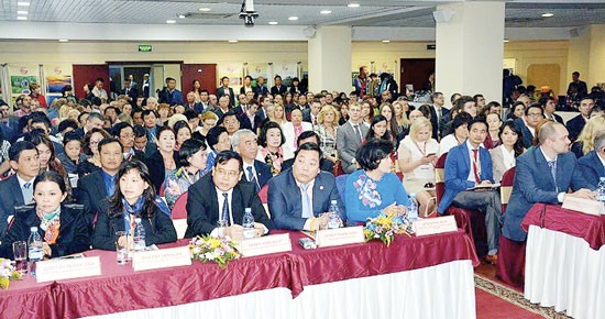 Nearly 400 guests from Ho Chi Minh City and Russia join in the conference. (Photo:SGGP) Deputy Chairwoman of the Ho Chi Minh City People’s Committee Nguyen Thi Hong delivers a speech at the 2015 Ho Chi Minh City Trade and Tourism Promotion Conference on September 15. (Photo:SGGP) Russian businessmen absorb information of Vietnamese goods. (Photo:SGGP) Vietnamese enterprises showcase their products at the conference. (Photo:SGGP) Vietnamese goods with plentiful design of packaging are displayed at the conference. (Photo:SGGP) Nearly 400 guests from Ho Chi Minh City and Russia join in the conference. (Photo:SGGP) Deputy Chairwoman of the Ho Chi Minh City People’s Committee Nguyen Thi Hong delivers a speech at the 2015 Ho Chi Minh City Trade and Tourism Promotion Conference on September 15. (Photo:SGGP) Russian businessmen absorb information of Vietnamese goods. (Photo:SGGP) Vietnamese enterprises showcase their products at the conference. (Photo:SGGP) Vietnamese goods with plentiful design of packaging are displayed at the conference. (Photo:SGGP)