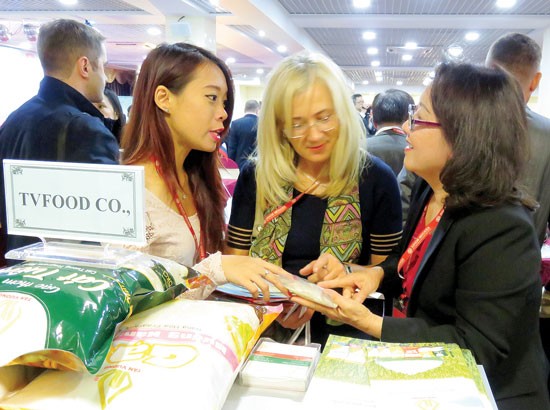 Vietnamese enterprises showcase their products at the conference. (Photo:SGGP) Vietnamese goods with plentiful design of packaging are displayed at the conference. (Photo:SGGP) Vietnamese enterprises showcase their products at the conference. (Photo:SGGP) Vietnamese goods with plentiful design of packaging are displayed at the conference. (Photo:SGGP)