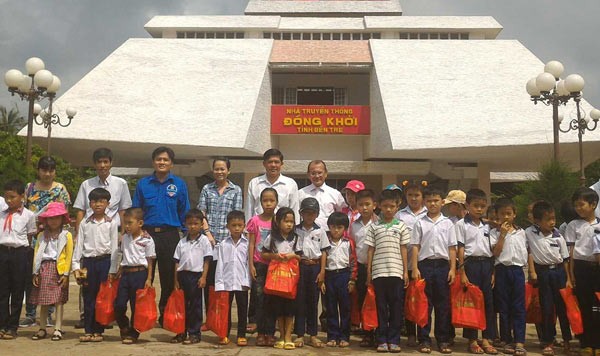 Representatives from SGGP give presents to children in Ben tre Province in the Mekong delta (Photo: SGGP) Representatives from SGGP give presents to children in Ben tre Province in the Mekong delta (Photo: SGGP)