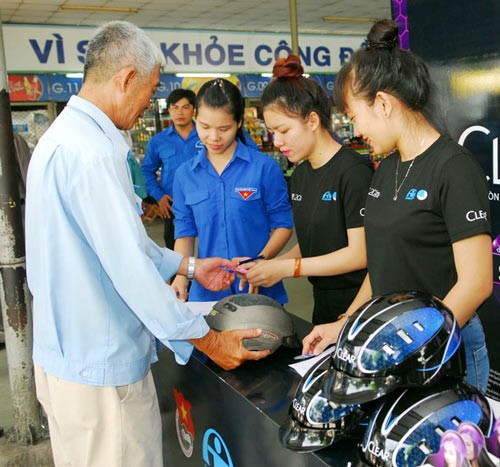 Young people are exchanging helmets for city residents (Photo: SGGP)