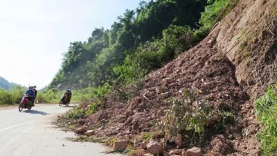 Quảng Trị: Xuất hiện nhiều điểm sạt lở trên tuyến đường Hồ Chí Minh