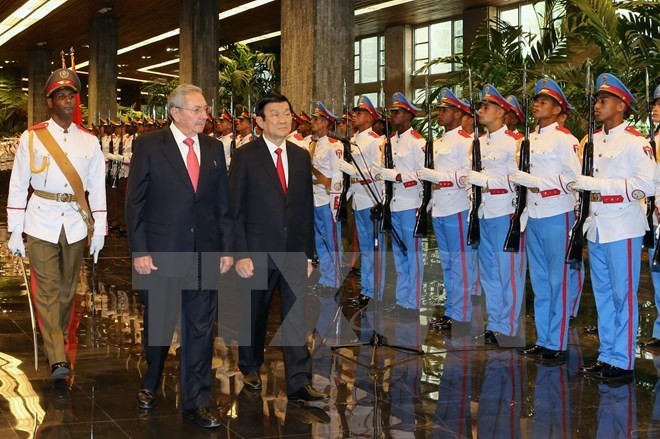Cuban President Raul Castro and President Truong Tan Sang inspected the guards of honour. (Source: VNA) Cuban President Raul Castro and President Truong Tan Sang inspected the guards of honour. (Source: VNA)