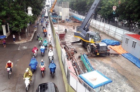 The construction of the Ha Noi Urban Railway Project in Ha Noi's Cau Dien is in progress. The urban railway projects in big cities are lagging behind schedule. (Photo: VNS) The construction of the Ha Noi Urban Railway Project in Ha Noi's Cau Dien is in progress. The urban railway projects in big cities are lagging behind schedule. (Photo: VNS)