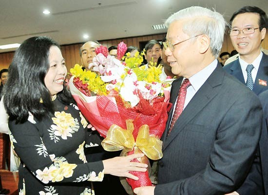 Party General Secretary Nguyen Phu Trong receives flowers from an entrepreneur at a meeting with 129 outstanding businesspeople in Ho Chi Minh City on the 11th Vietnam Entrepreneurs’ Day--October 13 (Photo :SGGP) Party General Secretary Nguyen Phu Trong receives flowers from an entrepreneur at a meeting with 129 outstanding businesspeople in Ho Chi Minh City on the 11th Vietnam Entrepreneurs’ Day--October 13 (Photo :SGGP)
