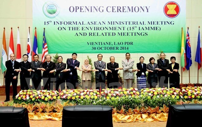 Participants pose for photo at the 15th Informal ASEAN Ministerial Meeting on the Environment in Vientiane last October (Photo: VNA) Participants pose for photo at the 15th Informal ASEAN Ministerial Meeting on the Environment in Vientiane last October (Photo: VNA)