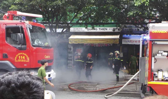 TPHCM: Cháy lớn thiêu rụi cửa hàng điện thoại trên đường Hùng Vương ảnh 3 TPHCM: Cháy lớn thiêu rụi cửa hàng điện thoại trên đường Hùng Vương ảnh 3