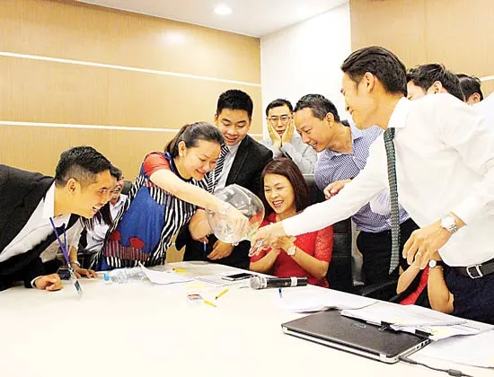 Người nước ngoài hào hứng bốc thăm giành quyền mua căn hộ Vinhomes Central Park