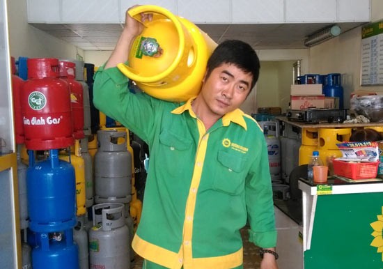 Gas price increases VND17,000 a 12 kilogram cylinder over October (Photo: SGGP) Gas price increases VND17,000 a 12 kilogram cylinder over October (Photo: SGGP)