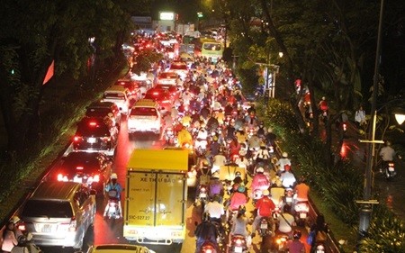 The congestion lasts until 9pm, blocking the ways to Tan Son Nhat Airport. The congestion lasts until 9pm, blocking the ways to Tan Son Nhat Airport.