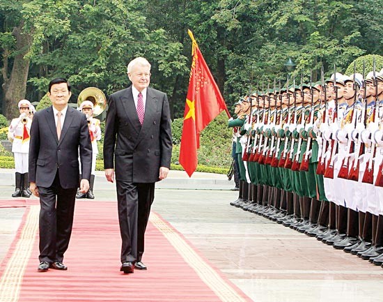 State President of Vietnam (L) and Iceland's President (Photo:SGGP) State President of Vietnam (L) and Iceland's President (Photo:SGGP)