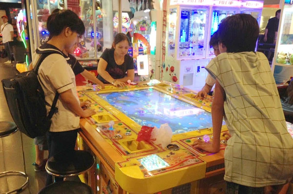 Khốn khổ vì… bắn cá
