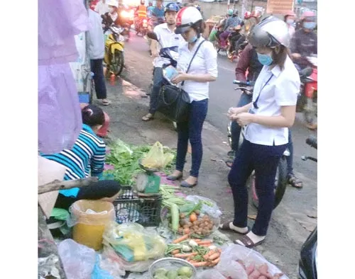 Bữa ăn kham khổ của công nhân