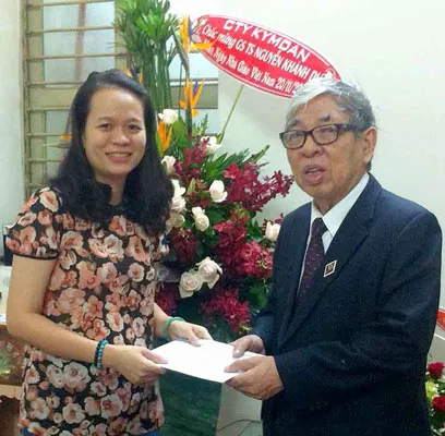 GS Nguyễn Khánh Dư tặng Quỹ học bổng Nguyễn Văn Hưởng