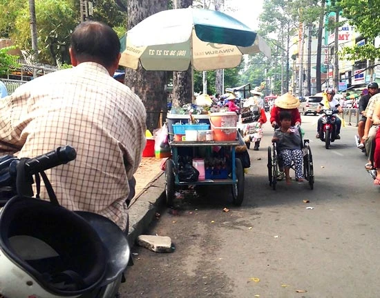 Taxi, hàng rong thách thức biển cấm