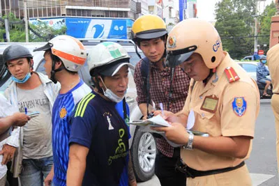 TPHCM: Hơn 1 tháng, xử phạt 5.162 người sử dụng “xe mù”, tạm giữ 2.766 phương tiện