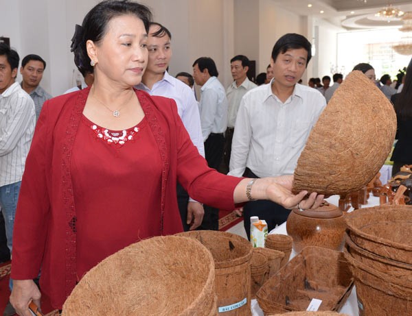 National Assembly deputy chairwoman Nguyen Thi Kim Ngan sees products showcased at the seminar in Ben Tre province (Photo: SGGP) National Assembly deputy chairwoman Nguyen Thi Kim Ngan sees products showcased at the seminar in Ben Tre province (Photo: SGGP)