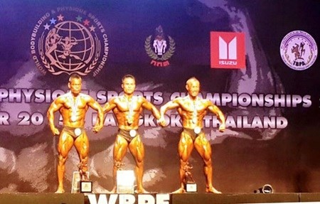 Nguyen Van Kien (centre) wins a gold medal at the 7th WBPF World Bodybuilding and Physique Sports Championships in Bangkok (Photo: baobinhduong.vn) Nguyen Van Kien (centre) wins a gold medal at the 7th WBPF World Bodybuilding and Physique Sports Championships in Bangkok (Photo: baobinhduong.vn)