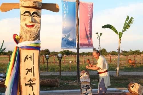 A RoK sculptor is working on a statue at a World Culture Exhibition (Source: Internet) A RoK sculptor is working on a statue at a World Culture Exhibition (Source: Internet)