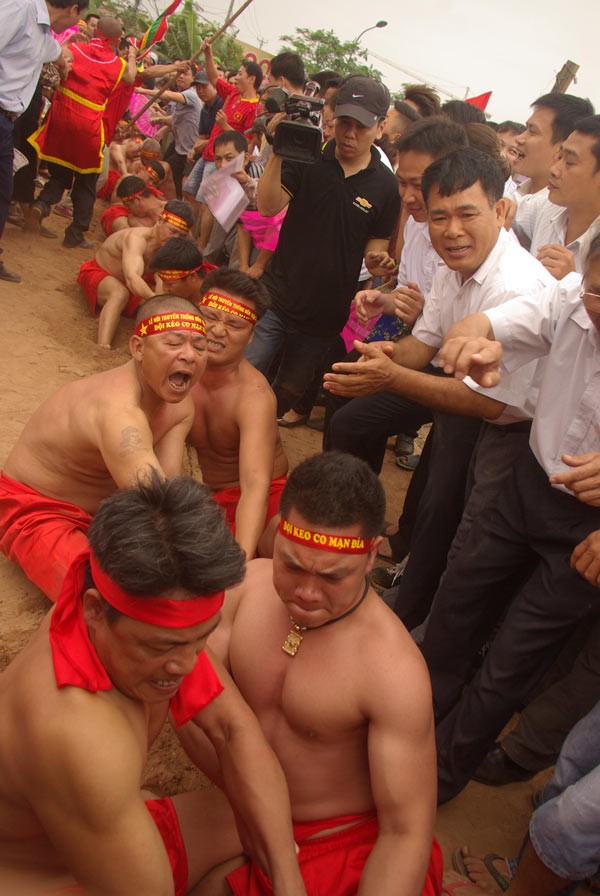 "Tug of War" traditional game in Vietnam "Tug of War" traditional game in Vietnam