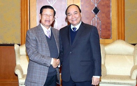Deputy Prime Minister Nguyen Xuan Phuc (R) and his Lao counterpart Somsavat Lengsavad. — Photo VGP Deputy Prime Minister Nguyen Xuan Phuc (R) and his Lao counterpart Somsavat Lengsavad. — Photo VGP