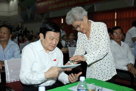 State President Truong Tan Sang meets with voters in HCM City's District 4. — VNA/VNS Photo Nguyen Khang State President Truong Tan Sang meets with voters in HCM City's District 4. — VNA/VNS Photo Nguyen Khang