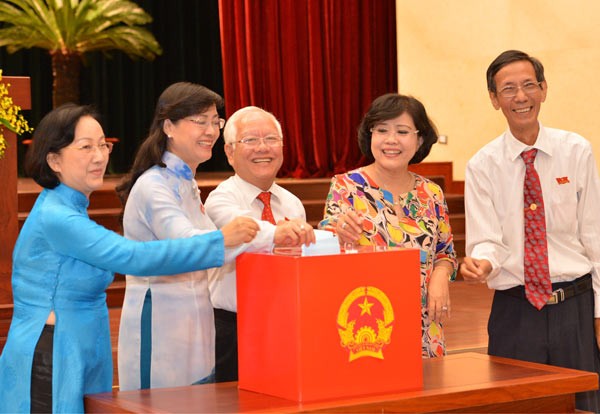 Delegates cast their ballots for HCMC People’s Committee chairman on December 11. In the middle is former chairman Le Hoang Quan (Photo: SGGP) Delegates cast their ballots for HCMC People’s Committee chairman on December 11. In the middle is former chairman Le Hoang Quan (Photo: SGGP)