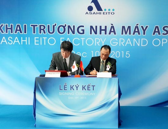 Ueno Yasushi, President of Vina Asahi and Mr.Phan Ngoc Luong, Director of Song Tran at the signing ceremony Ueno Yasushi, President of Vina Asahi and Mr.Phan Ngoc Luong, Director of Song Tran at the signing ceremony