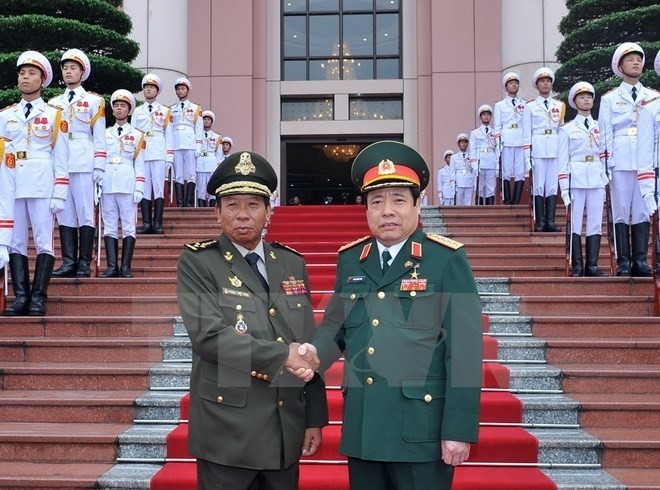 Vietnamese Defence Minister General Phung Quang Thanh (R) shakes hands with Cambodian counterpart Tia Banh (Photo: VNA) Vietnamese Defence Minister General Phung Quang Thanh (R) shakes hands with Cambodian counterpart Tia Banh (Photo: VNA)