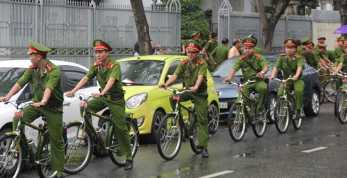 Police officers in the central city of Da Nang are patrolling on bicycles to create good image of friendly policement to residents and travelers (Photo: SGGP) Police officers in the central city of Da Nang are patrolling on bicycles to create good image of friendly policement to residents and travelers (Photo: SGGP)